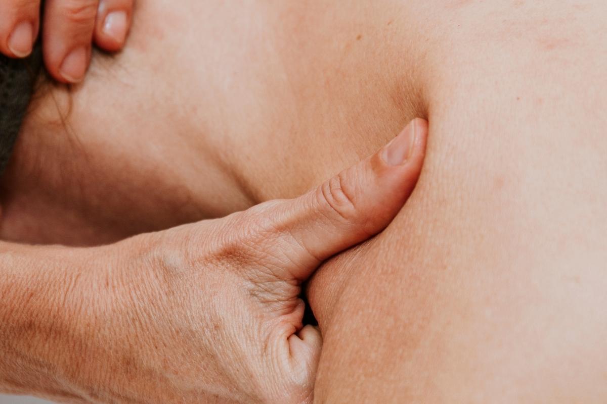 Experiencia de masaje de espalda enfocada al bienestar y la relajación en Shibumi