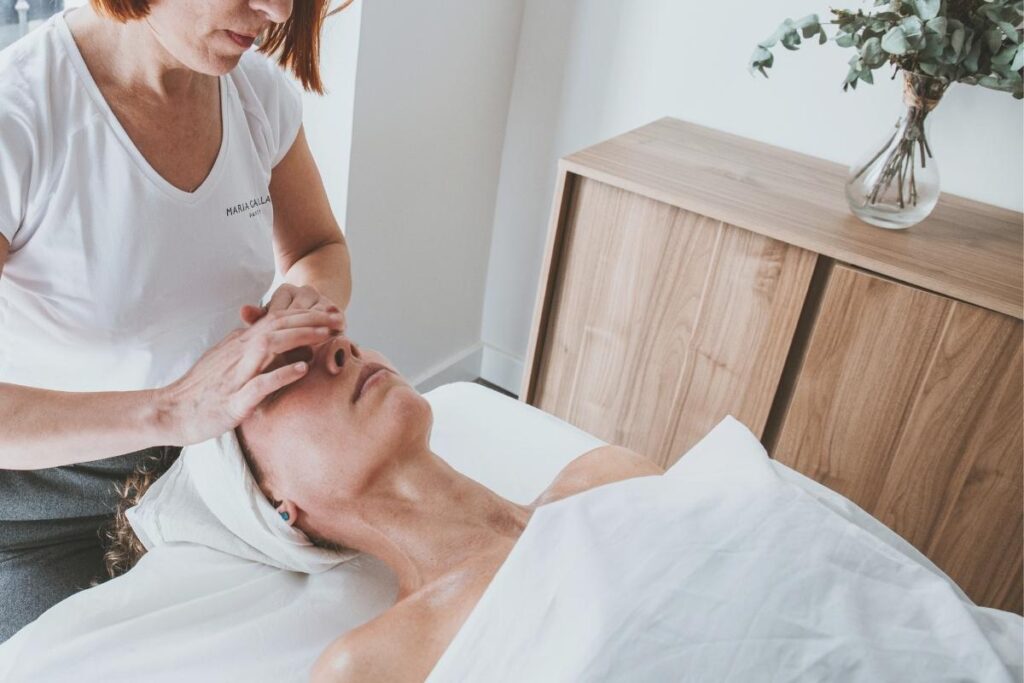Manos trabajando la piel durante un tratamiento facial personalizado en Shibumi Valladolid