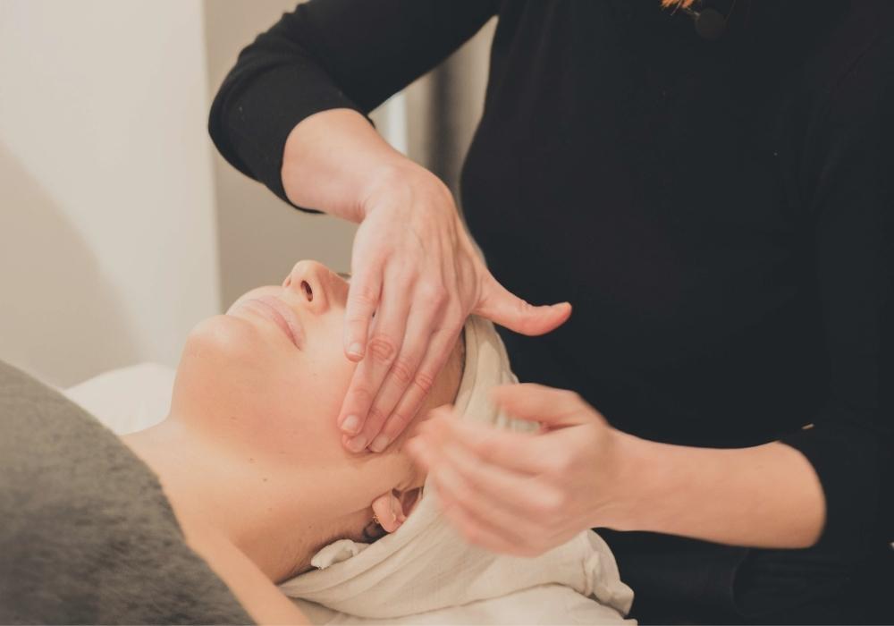 Tratamiento facial de cuidado y equilibrio para mantener la piel sana en Shibumi Valladolid